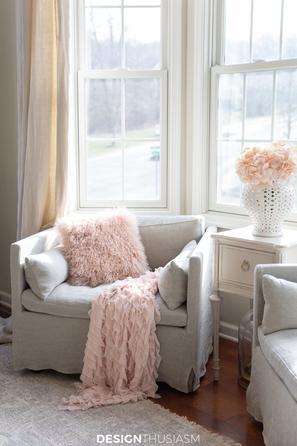 Blush Pink Living Room Decor: How to Try Out a New Decor Style