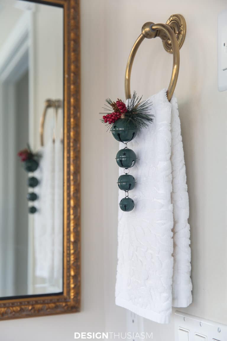 Simple and Pretty Christmas Decorations for the Bathroom